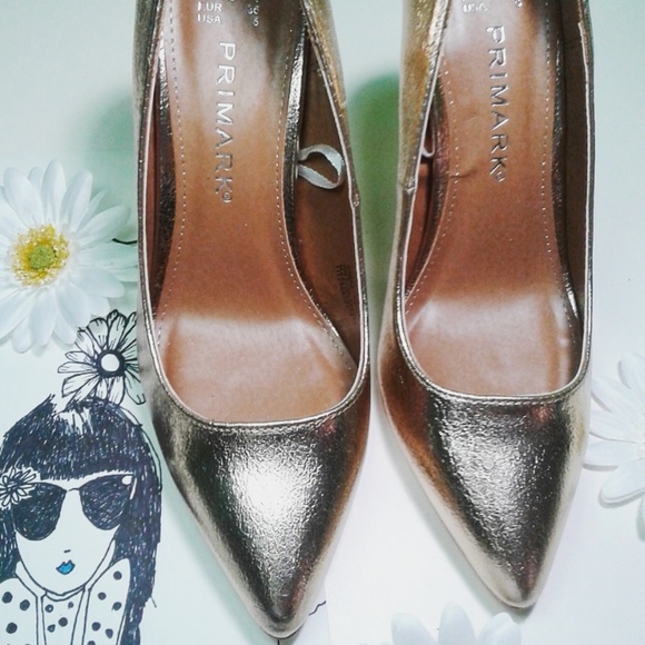 Mettalic Gold Heel Size 8 ⬇️$40 - Picture 3 of 8